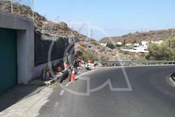 Luminaria en el suelo en la carretera de Lomo Magullo (Foto TA)